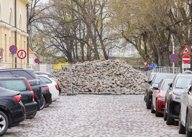 Rīgas klusajā vecpilsētas daļā pie Mākslas muzeja “Arsenāls” šajās dienās uzmanību piesaistījuši būvdarbi Torņa ielā — posmā no Jēkaba ielas līdz Arsenāla ielai tiek izņemts vēsturiskais bruģis.