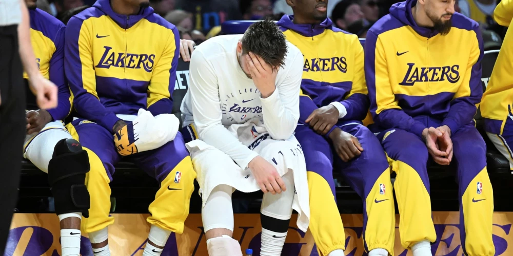 Dončičs savainojumu guva pirms mēneša cīņā ar regulārā čempionāta labāko komandu Oklahomasitijas "Thunder", un kopš tā laika nav spēlējis, izlaižot visu pirmās kārtas sēriju pret Hjūstonas "Rockets". (foto: Scanpix / AP)