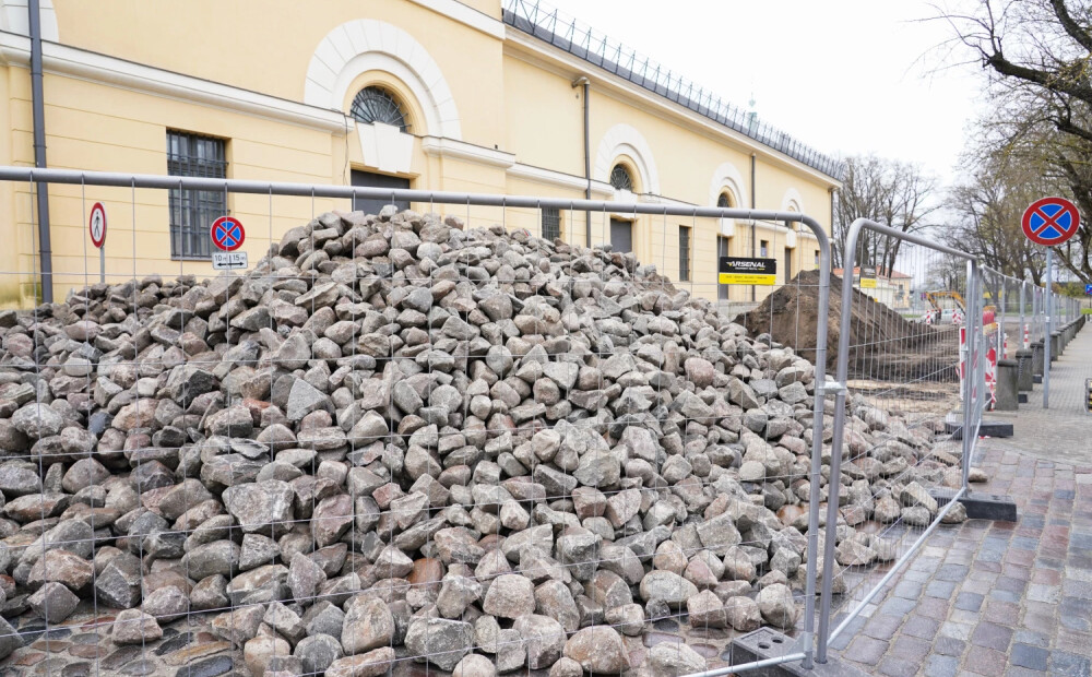 FOTO, VIDEO: Torņa ielā demontē vēsturisko bruģi: vai tas pazudīs uz visiem laikiem?