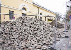 FOTO, VIDEO: Torņa ielā demontē vēsturisko bruģi: vai tas pazudīs uz visiem laikiem?