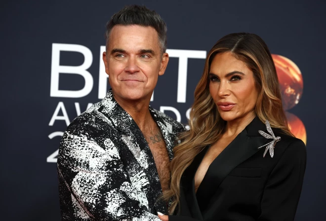 Robijs Viljamss ar sievu Aīdu Fīldu “Brit Awards” balvu ceremonijas vakarā šā gada februārī.