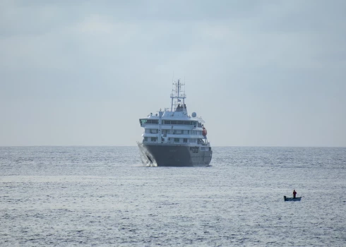 Kruīzu kuģis "MV Hondius" pie Prajas ostas Kaboverdē 5. maijā.
