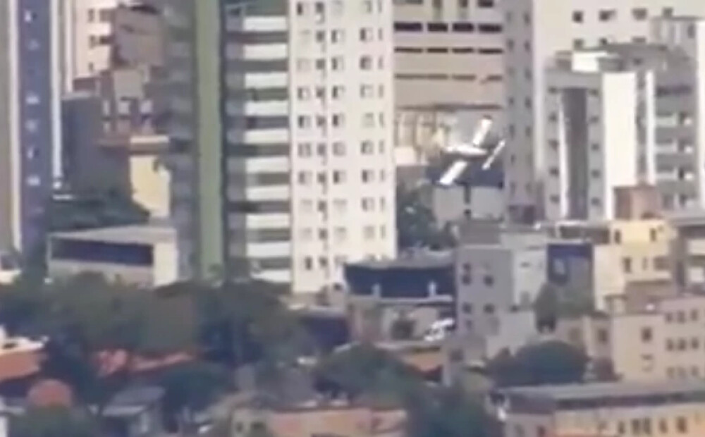 Lidmašīna ietriecas mājā Brazīlijā. VIDEO