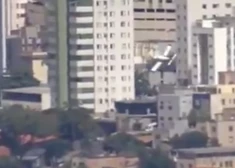 Lidmašīna ietriecas mājā Brazīlijā. VIDEO