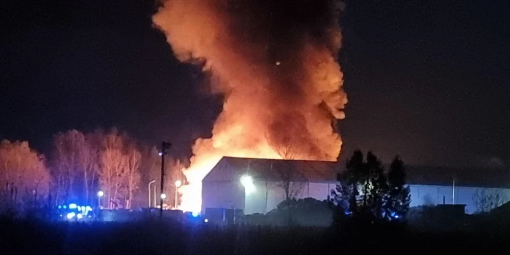 Ugunsgrēks būvgružu šķirošanas un pārstrādes centrā "Nomales" (foto: Ropažu novada pašvaldība)