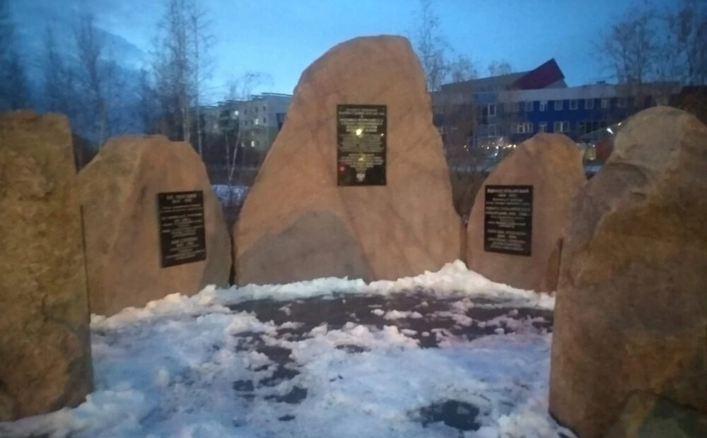Nojauktā lietuviešu un poļu memoriāla vietā Krievijā uzslies pieminekli Ukrainā likvidētajam okupantam no kara noziegumos apsūdzētās elites vienības