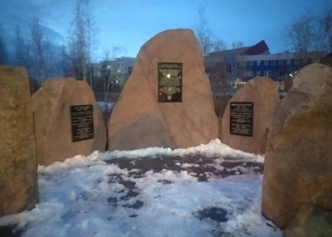Nojauktā lietuviešu un poļu memoriāla vietā Krievijā uzslies pieminekli Ukrainā likvidētajam okupantam no kara noziegumos apsūdzētās elites vienības