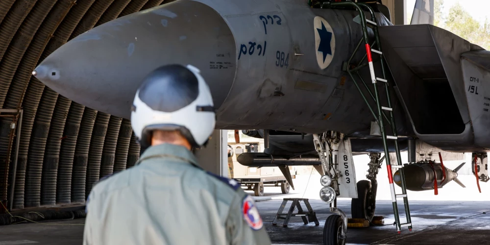 Izraēlas pilots pie F-15 lidmašīnas (foto: Scanpix / Reuters)