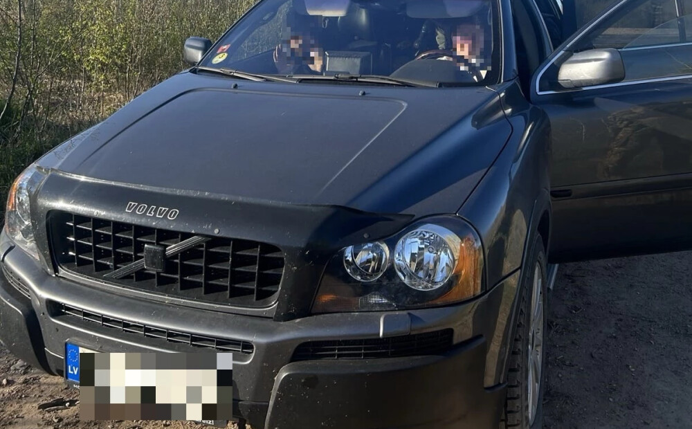 Robežsargiem met virsū akmeņus, nelegālos imigrantus pārvadā ar “Bolt” trafarējumiem aplīmētu auto  – brīvdienās uz valsts robežām novēroti vairāki incidenti