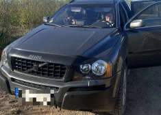 Robežsargiem met virsū akmeņus, nelegālos imigrantus pārvadā ar “Bolt” trafarējumiem aplīmētu auto  – brīvdienās uz valsts robežām novēroti vairāki incidenti