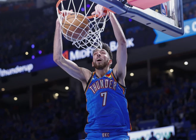 Par favorītēm uzskatītās "Pistons" un "Thunder" ar uzvarām sāk NBA konferenču pusfinālus 