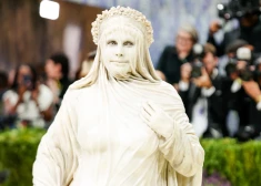 FOTO: Heidija Kluma uz “Met Gala” sarkanā paklāja pārvēršas līdz nepazīšanai