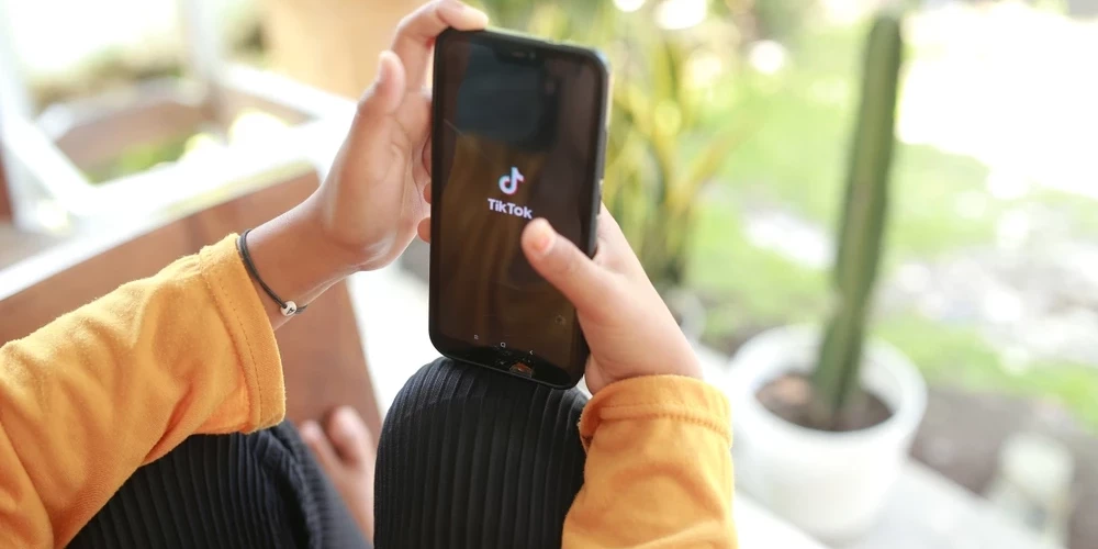 "TikTok" pārstāvji solījuši nekavējoties dzēst visus video, kas popularizē šo bērnu veselībai un dzīvībai ārkārtīgi bīstamo rīcību.