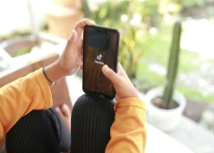 "TikTok" pārstāvji solījuši nekavējoties dzēst visus video, kas popularizē šo bērnu veselībai un dzīvībai ārkārtīgi bīstamo rīcību.