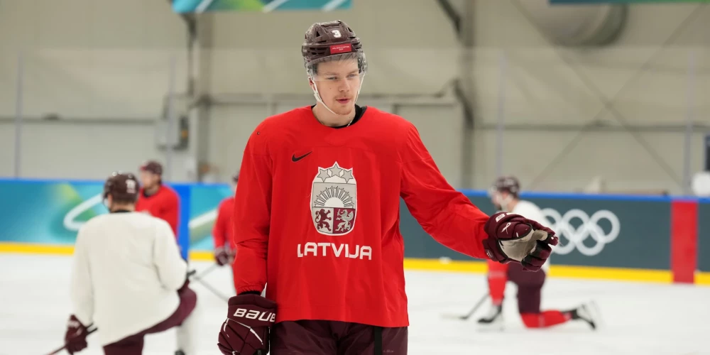 Alberts Šmits Latvijas hokeja izlases treniņā Milānas olimpisko spēļu laikā.