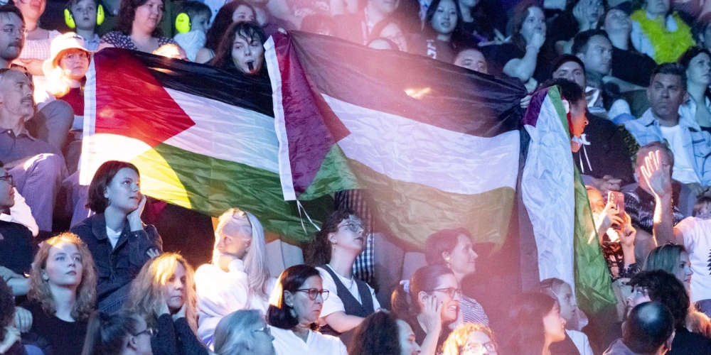 Protestētāji izjauc Izraēlas dziedātājas uzstāšanos “Eirovīzijas” dziesmu konkursa 2025. gada mēģinājuma laikā.