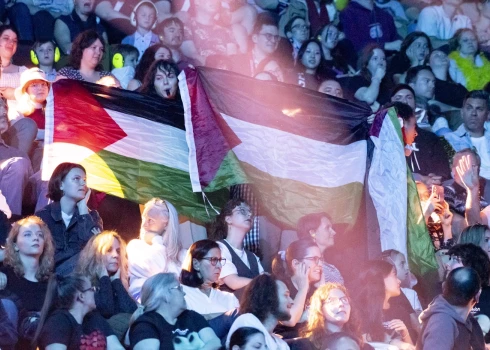 Protestētāji izjauc Izraēlas dziedātājas uzstāšanos “Eirovīzijas” dziesmu konkursa 2025. gada mēģinājuma laikā.