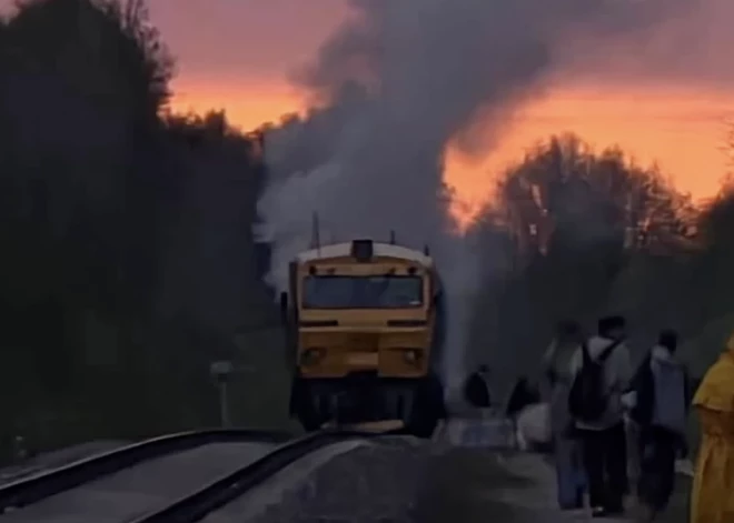 Vilciena sastāvam, kas aizdegās pie Daugavpils, bija veikta plānotā apkope, Jauns.lv norāda “Pasažieru vilciens”