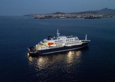 "MV Hondius" noenkurojies pie Kaboverdes galvaspilsētas Prajas 5. maijā.