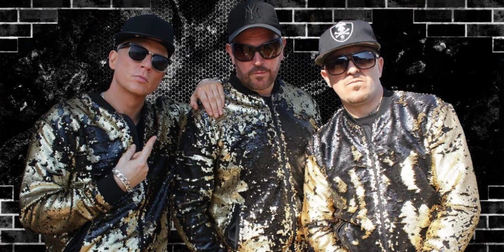 Британская поп-группа EAST 17 исполнит свои самые известные песни, включая романтическую балладу "Stay Another Day", а также другие композиции, которые в 90-е годы занимали верхние строчки европейских и британских музыкальных чартов.