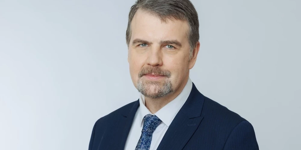 Grāmatas autors Ivars Ījabs.