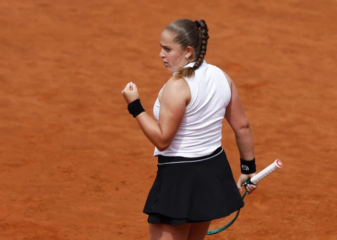 Aļona Ostapenko 56 minūtēs pārliecinoši tiek Romas "WTA 1000" turnīra otrajā kārtā