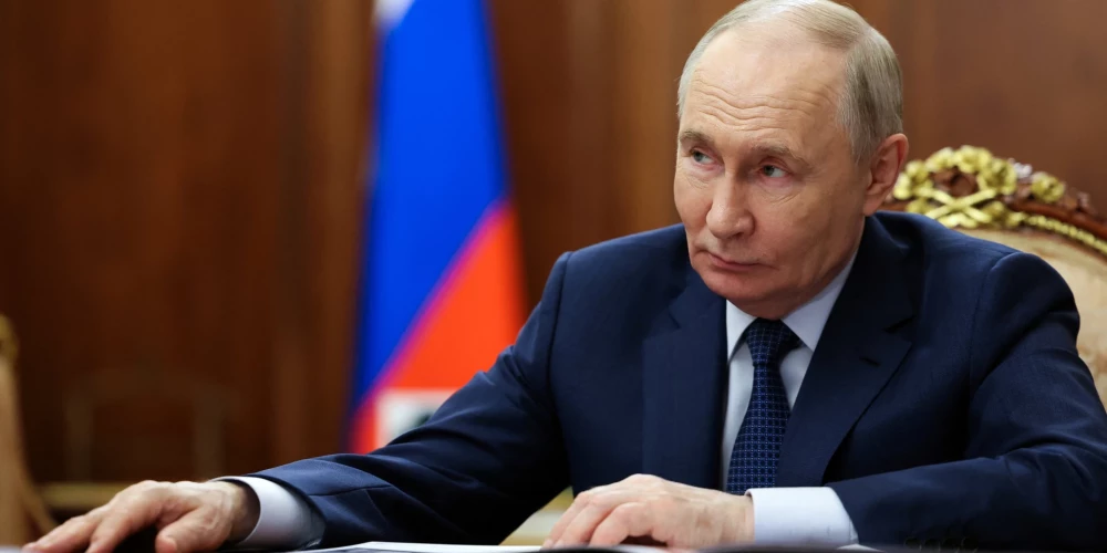 Krievijas iedzīvotāju atbalsts diktatoram Vladimiram Putinam mazinās, turklā agresorvalsts līderis ir pamatīgi nobažījies par savu dzīvību. 