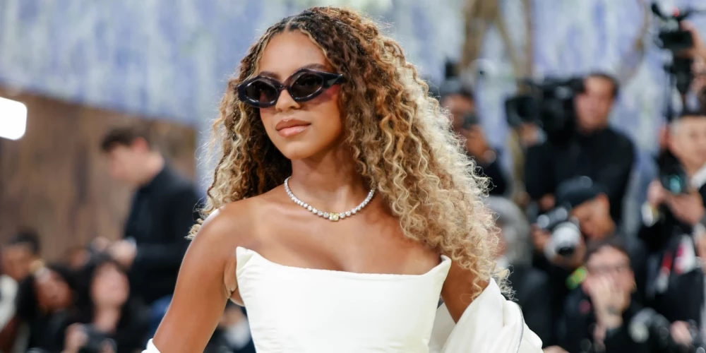 2018. gadā Anna Vintūra izdeva nolikumu, kas liedz cilvēkiem, kas jaunāki par 18 gadiem piedalīties “Met Gala” pasākumā. Taču Bejonse 2026. gadā kā līdzvadītāja, šķiet, spējusi pārliecināt Vintūru, jo izdarīts izņēmums. Blū Aivijai ir tikai 14 gadu.