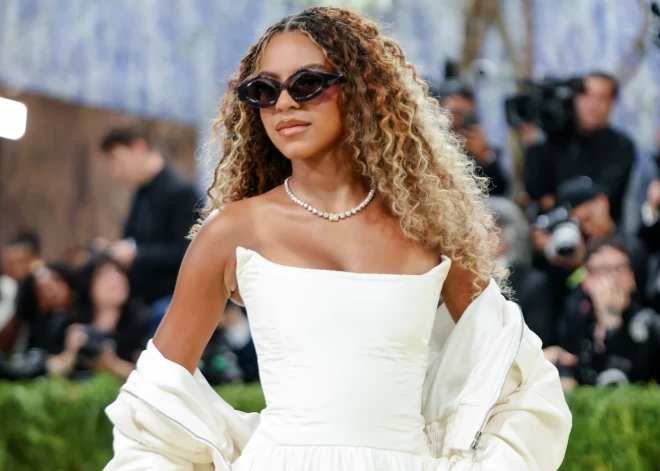 2018. gadā Anna Vintūra izdeva nolikumu, kas liedz cilvēkiem, kas jaunāki par 18 gadiem piedalīties “Met Gala” pasākumā. Taču Bejonse 2026. gadā kā līdzvadītāja, šķiet, spējusi pārliecināt Vintūru, jo izdarīts izņēmums. Blū Aivijai ir tikai 14 gadu.
