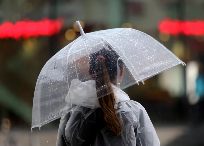 Latvijai tuvojas plaša nokrišņu zona ar pērkona negaisu; sinoptiķi izsludina dzelteno brīdinājumu