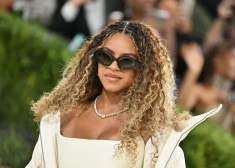 Bejonses meita ignorē divu asistentu un tēva lūgumu noņemt saulesbrilles uz "Met Gala" sarkanā paklāja. Fani sajūsmā: "Viņa neklausa nevienam!"