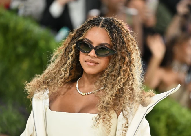 Bejonses meita ignorē divu asistentu un tēva lūgumu noņemt saulesbrilles uz "Met Gala" sarkanā paklāja. Fani sajūsmā: "Viņa neklausa nevienam!"