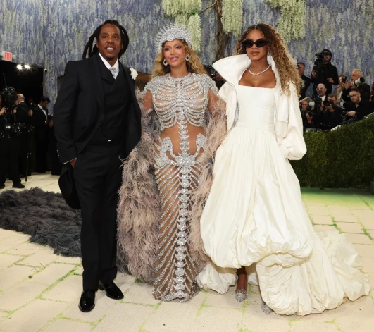 Bejonse un Jay-Z ar meitu Blū Aiviju uz "Met Gala" sarkanā paklāja.