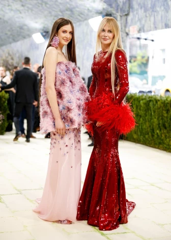 Nikola Kidmena ar 17 gadus veco meitu Sandeju Rouzu uz "Met Gala" sarkanā paklāja.