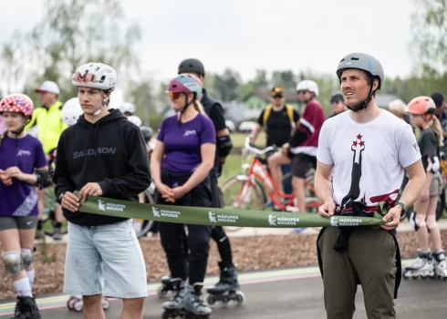 Trases atklāšanas pasākumā piedalījās arī kādreizējais olimpietis Kristaps Zvejnieks un viņa brālis dziedātājs Jurģis Namejs Zvejnieks.