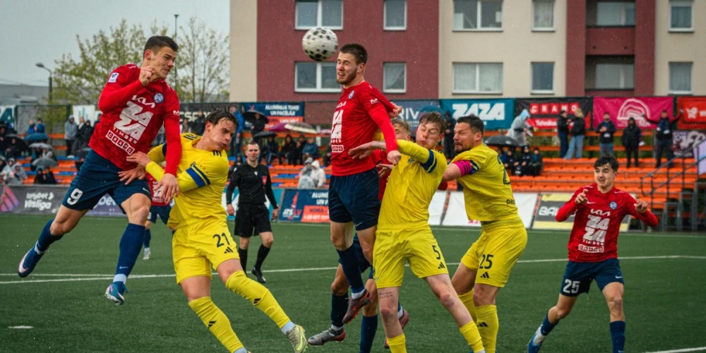 "Jelgavas" futbolisti ar vēliem vārtiem uzvar "Super Nova" komandu. 