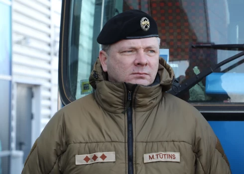 Latvijas Nacionālo bruņoto spēku Komunikācijas pārvaldes priekšnieks, pulkvežleitnants Māris Tūtins.