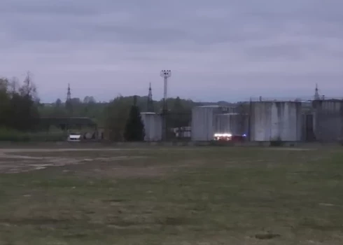 На нефтебазе в Резекне тлела обшивка резервуара после возможного падения дрона.