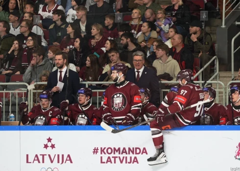 Harijs Vītoliņš (vidū) dod norādes padotajiem.