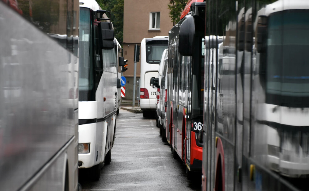 Vai samazināsies sabiedriskā transporta pieejamība? Pārvadātāji brīdina par kritisku situāciju nozarē