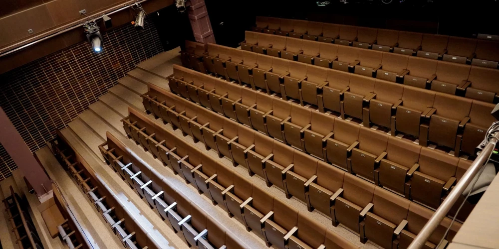 Latvian Theatre Tapes Phones to Combat Unauthorized Filming — image 1