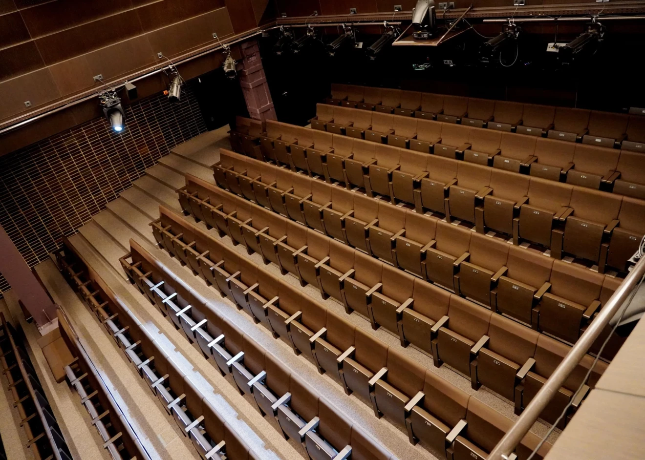 Latvian Theatre Tapes Phones to Combat Unauthorized Filming — image 4