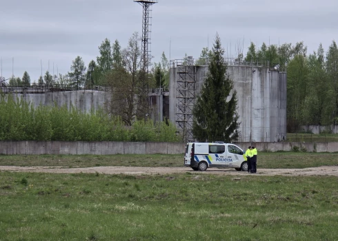 Valsts policijas un Valsts ugunsdzēsības un glābšanas dienesta vienības netālu no naftas uzglabāšanas objekta Komunālajā ielā Rēzeknē, kur nokritis drons.