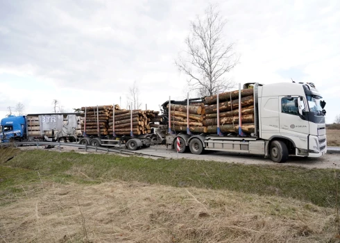 Aprīļa pirmajā pusē uz Liepājas šosejas notika smaga kravas automašīnu sadursme, kurā bija iesaistīti pieci kravas transportlīdzekļi. 