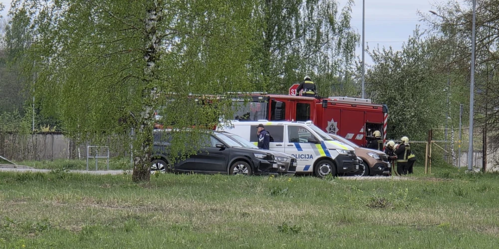 Valsts policijas un Valsts ugunsdzēsības un glābšanas dienesta vienības netālu no naftas uzglabāšanas objekta Komunālajā ielā Rēzeknē, kur nokritis drons.
