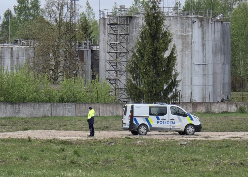 Valsts policijas un Valsts ugunsdzēsības un glābšanas dienesta vienības netālu no naftas uzglabāšanas objekta Komunālajā ielā Rēzeknē, kur nokritis drons.