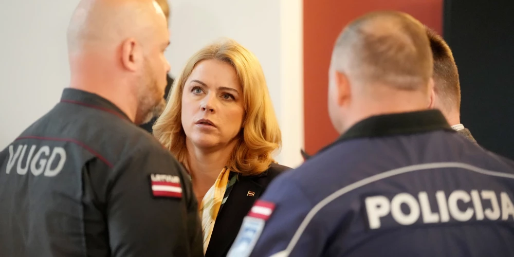 Премьер-министр Эвика Силиня участвует в пресс-конференции после заседания Совета по кризисному управлению Кабинета министров, на котором информирует о том, что обсуждалось в связи с произошедшими в Латгале инцидентами с участием беспилотных летательных аппаратов.