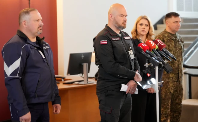 Начальник Государственной полиции Арманд Рукс, начальник Государственной пожарно-спасательной службы Мартиньш Балтманис, премьер-министр Эвика Силиня и руководитель Центра кризисного управления, полковник Арвис Зиле участвуют в пресс-конференции после заседания Совета по кризисному управлению Кабинета министров.
