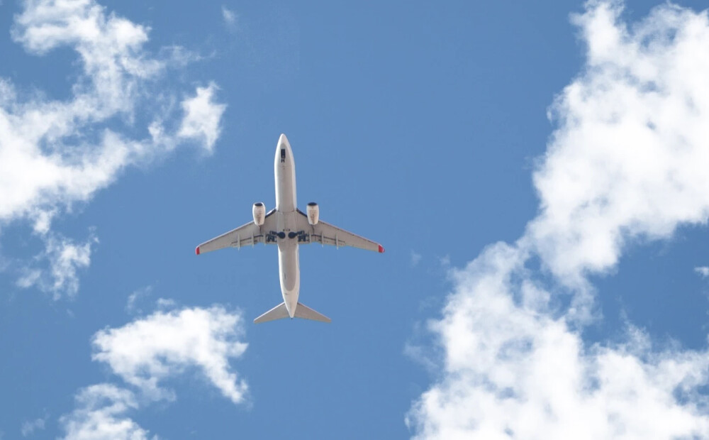 Kas ir turbulence un kāpēc šķiet, ka lidmašīna krīt?