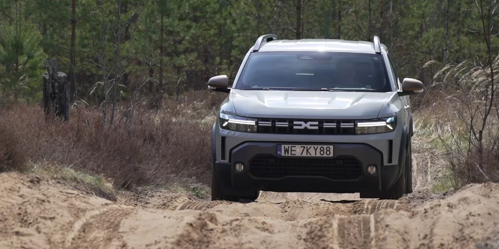 Dacia Duster ir tipisks darba auto, uz ko norāda arī salona apdare un iekārtojums.